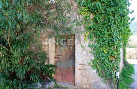 Pelješac, Mali Ston, stara kamena kuća s velikim potencijalom za adaptaciju, 120 m2, Ston, Дом