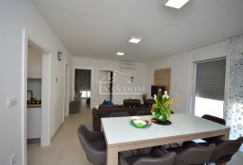 Srima- luxuzni apartman sa vrtom ,70 m do plaže, Vodice, Apartamento