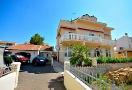 Srima, luksuzna kuća sa  5 apartmana, 50m od plaže, Vodice, بيت