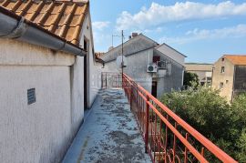 Samostojeća kuća u Pirovcu na tri etaže, Pirovac, Maison