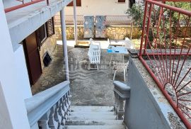 Samostojeća kuća u Pirovcu na tri etaže, Pirovac, Casa