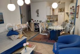 Split, Mertojak, renoviran dvosoban stan za studente, najam do 15.07., Split, Διαμέρισμα