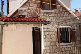 Stara kamena kuća u Varošu 140 m2, Split, Casa