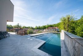 MATULJI, prekrasna samostojeća kuća od 420 m2 s bazenom i garažom, Matulji, Maison