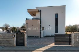 ISTRA – PREMANTURA, moderna smart home vila s bazenom blizu mora, prodaja, Medulin, Haus