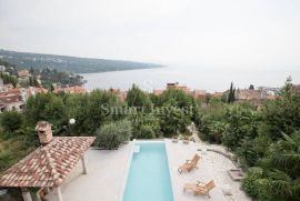VOLOSKO, prekrasna vila s bazenom i pogledom na more, 200 m od mora! na prodaju, Opatija, Kuća