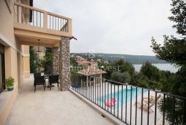VOLOSKO, prekrasna vila s bazenom i pogledom na more, 200 m od mora! na prodaju, Opatija, Famiglia