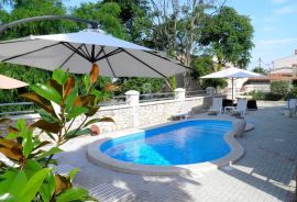 FUNTANA, prekrasna vila s bazenom i 10 apartmana u blizini mora!, Funtana, Haus