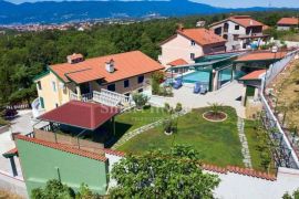 DRENOVA, lijepa obiteljska kuća s bazenom i pogledom na more, Rijeka, Kuća