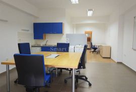 MARTINKOVAC, iznajmljuje se uredski prostor od 120 m2, s parkingom, Rijeka, Poslovni prostor