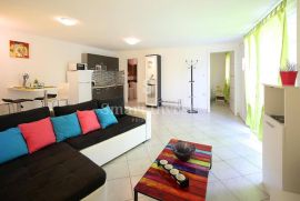 OPATIJA, prodaju se 2 stana + apartman, ukupne površine 290 m2, Opatija, Διαμέρισμα