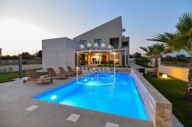 Poljica Brig - Luksuzna villa s bazenom, okružena prirodom! 1.500.000€, Nin, Famiglia