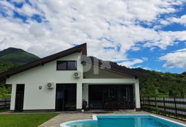Una hermosa villa nueva con piscina y un gran jardín junto al río Una, Bihać, Casa