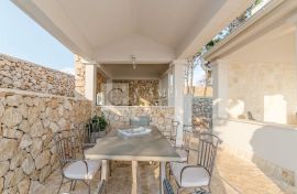 Mediterranes Steinhaus mit Pool und Meerblicken in ruhiger Umgebung!, Pag, House