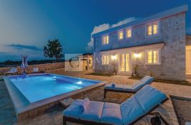 Mediterranes Steinhaus mit Pool und Meerblicken in ruhiger Umgebung!, Pag, House