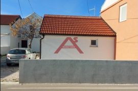 VIR- CENTAR, simpatična mala kuća sa okućnicom, Vir, Ev