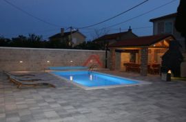Krk, nova kamena kuća sa bazenom, Dobrinj, Famiglia