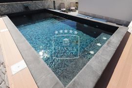 Seline - luksuzna moderna vila s bazenom 477m2! 4 apartmana! 830000€, Starigrad, Casa