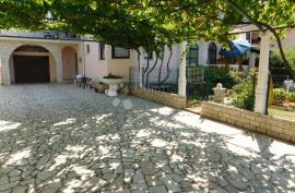 Prekrasna kuća u Piješčanoj uvali s četri stana, Medulin, Ev