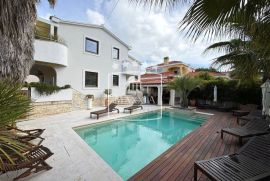 Diklo - rezidencijalna villa s bazenom 5 stambenih jedinica! 1080000€, Zadar, Casa