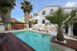 Diklo - rezidencijalna villa s bazenom 5 stambenih jedinica! 1080000€, Zadar, بيت