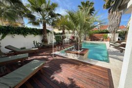 Diklo - rezidencijalna villa s bazenom 5 stambenih jedinica! 1080000€, Zadar, Casa