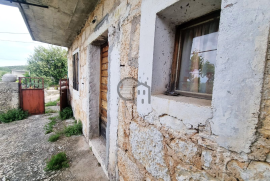 Autohtona kamena kuća smještena u pitoresknom zaleđu Primoštena, Primošten, Дом