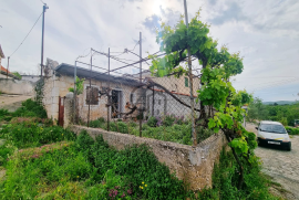 Autohtona kamena kuća smještena u pitoresknom zaleđu Primoštena, Primošten, Famiglia