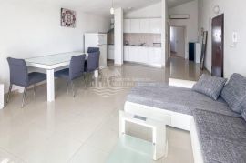 Trogir/Kompletno namješten stan sa pogledom, Trogir, Kвартира