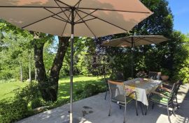 ISTRA, PAZIN - Obiteljska kuća u prirodi s prekrasno uređenom okućnicom, pogled na zelenilo, Pazin - Okolica, بيت