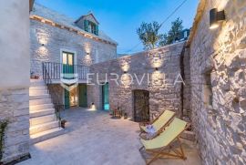 Brač, Pučišća, prekrasna dalmatinska kuća s pogledom i velikom terasom, Pučišća, Famiglia