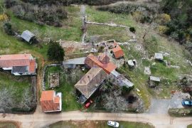 Dvije kamene kuće i jedna ruševina, 2.811 m2 zemljišta, Oprtalj, Famiglia