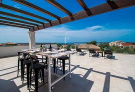 Fažana villa  300m2 ,krovna terasa 50m2 sa pogledom na more i Brijune, Fažana, Дом
