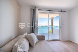 Rovanjska, dizajnerski luksuzan jednosobni stan s pogledom i pristupom plaži NKP 80 m2, Jasenice, شقة