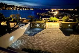 Zadar, Preko prekrasna vila s apartmanima prvi red do mora NKP 344 m2, Preko, Дом