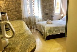 Izvrsna prilika, kamena kuća sa tri studio apartmana u Trogiru!!, Trogir, Σπίτι
