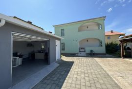 Obiteljska kuća nedaleko mora, Valbandon, Istra, Fažana, Kuća