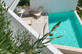 KRK, moderna villa s dva stana i 2 bazena 500 m od mora, Krk, Famiglia