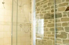Oprtalj okolica, 2 istarske kuće sa bazenom i velikom okućnicom, Oprtalj, Casa