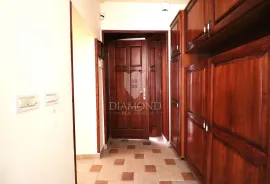 Poreč, Centar – Šarmantan stan u povijesnoj jezgri, 76,51 m², Poreč, Flat