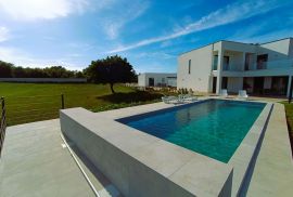 Moderna kuća s bazenom i potpunom privatnošću, Marčana, بيت