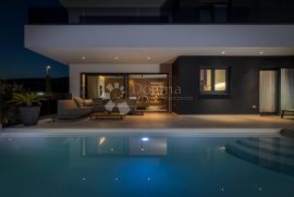 Luksuzni stan sa bazenom za dugoročni najam, Kostrena, Flat