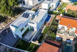 Luksuzna vila 30 metara od mora, otok Čiovo, Trogir, Kuća