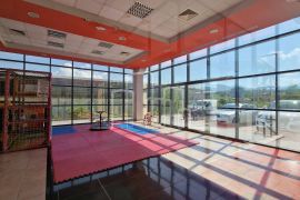 Višenamjenski izložbeno prodajni poslovni prostor iznajmljivanje od 80m2, Istočno Novo Sarajevo, Gewerbeimmobilie