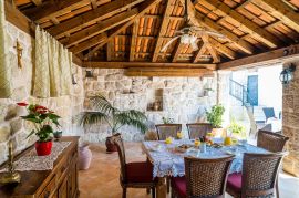 Prodaja tradicionalne vile sa bazenom i pogledom na more u Trstenome kraj Dubrovnika, Dubrovnik - Okolica, Casa