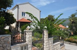 Prodaja kuće s apartmanima i garažom nadomak Dubrovnika, Zaton, Dubrovnik - Okolica, Famiglia