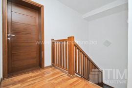 Adaptirana kuća 350m2 sa poslovnim prostorom, naselje Vraca, Novo Sarajevo, Casa