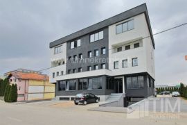 Adaptirani poslovni prostori od 35m2 do 300m2 s parking mjestom, Stup, Ilidža, Commercial property