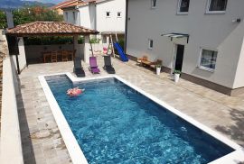 OTOK KRK - Etaža kuće u suterenu s dva apartmana i zajedničkim bazenom, Dobrinj, Daire
