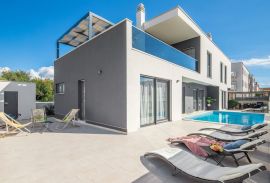 Moderna villa sa 3 stambene jedinice, Pula, Istra, Pula, Kuća